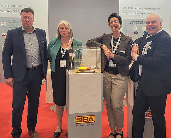 NIRO-Geschäftsführerin Ingrid Lange (2.v.l.) auf dem HMI-Stand der SIBA mit Christian Linkmann (l.), Anja Lueg und Volker Liefke.